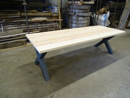 Tuintafel met verzinkt stalen X poten