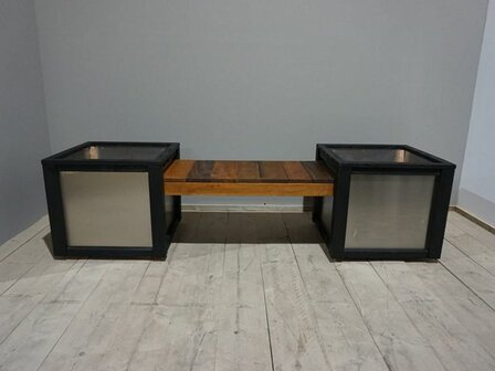 Stalen plantenbak met houten bank
