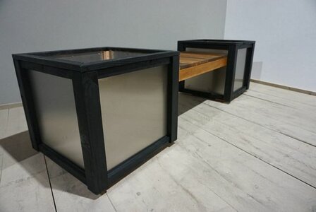 Plantenbak met bank