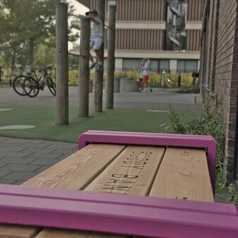 Buddy bench schoolplein