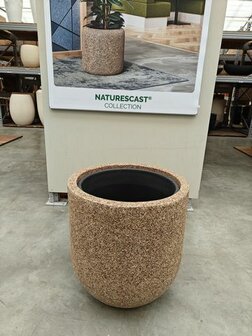 Plantenbak van bosresten