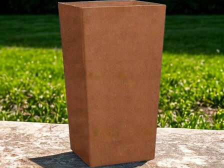 Hoge taps plantenbak met roestbruine kleur