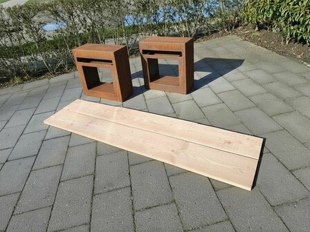 Demontabele bank van cortenstaal en hout