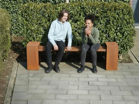 Cortenstaal zitbank met hardhout