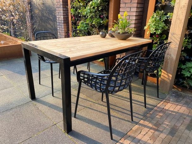 Houten tuintafel met staal