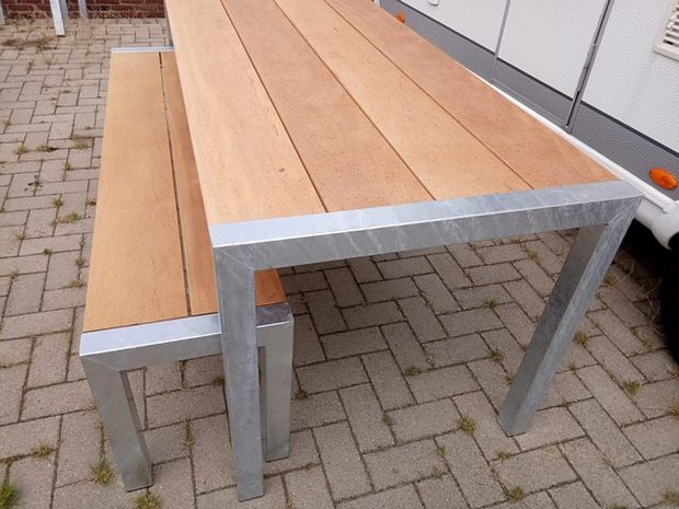 Kiezelsteen helder Onzuiver Houten Buitentafel - TW Breda - Tuinwaardig