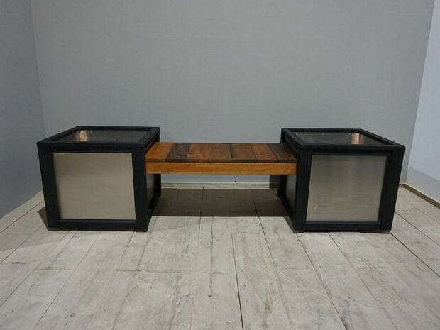 Stalen plantenbak met houten bank