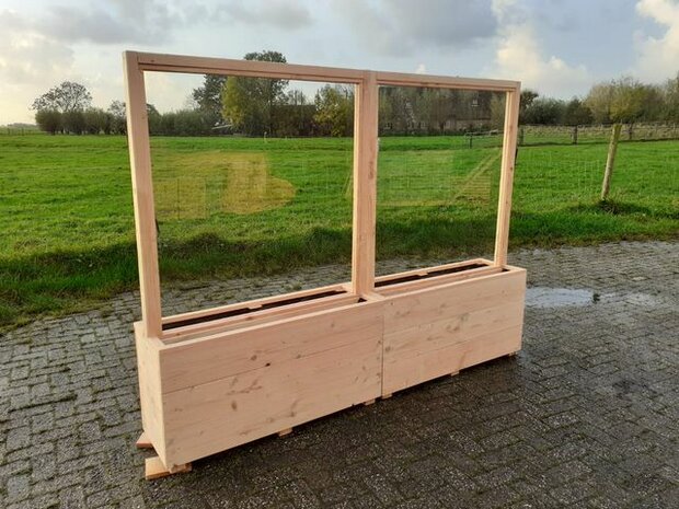 Plantenbak met terrasafscheiding