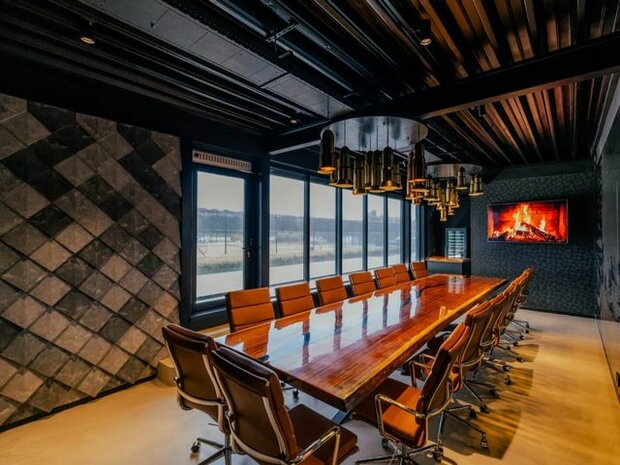 Grote tafel met epoxy bedekking