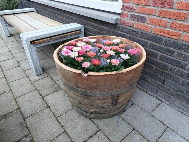 Half wijnvat plantenbak