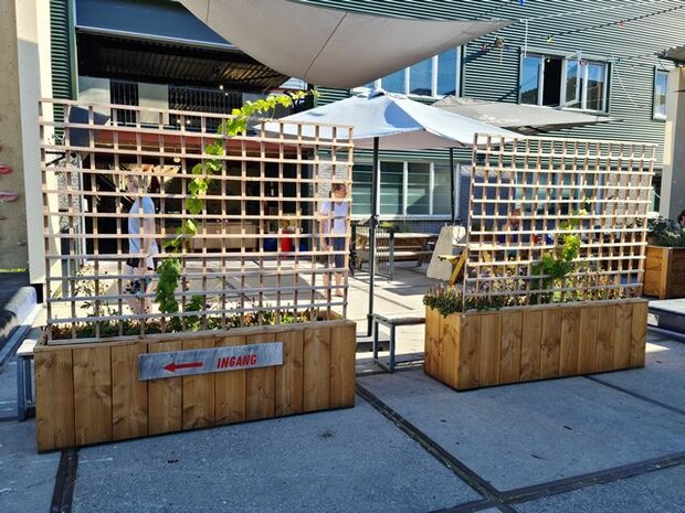 Plantenbak met klimrek