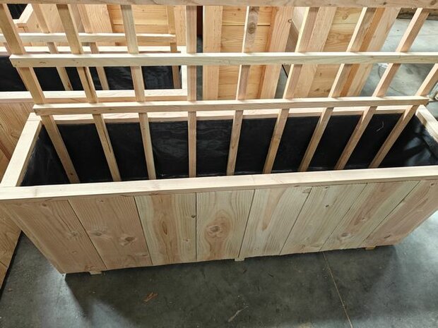 Plantenbak met trellis