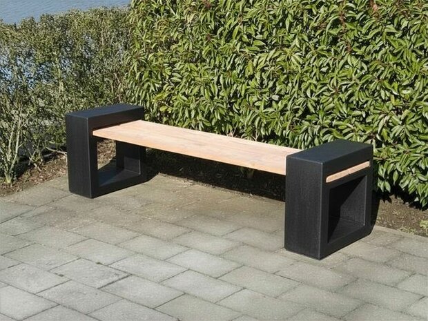 Buitenbank van hout met zwarte stalen poten