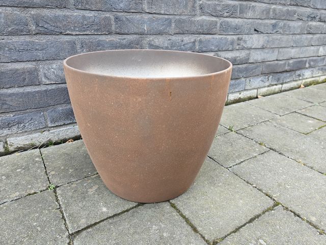 Plantenbak met doorleefde roestlook
