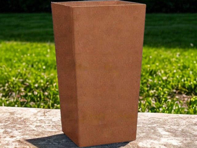 Hoge taps plantenbak met roestbruine kleur