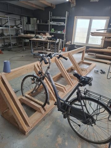 Natuurlijk houten fietsenrek voor bedrijfspand of schoolplein