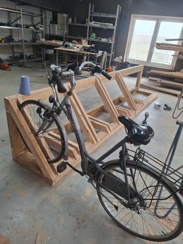 Fietsparkeren in een robuust houten fietsrek voor een natuurlijke fietsparkeeroplossing van hout