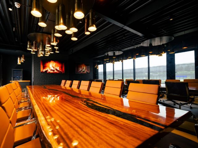 Grote houten vergadertafel met zwarte epoxy rivier op maat gemaakt voor een moderne vergaderruimte