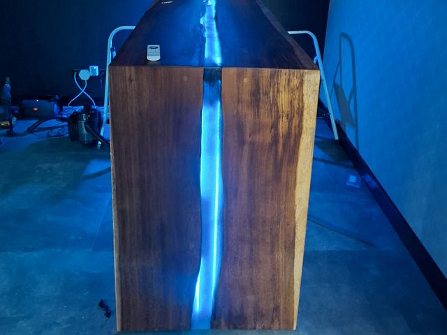 Massief houten epoxy bartafel met blauw verlichte epoxy rivier als opvallend maatwerk meubel
