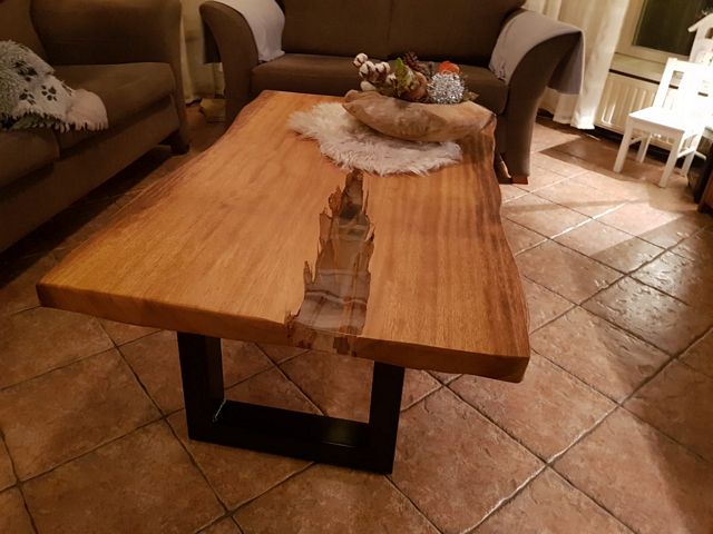 Massief houten boomstam salontafel met transparante epoxy rivier en zwart stalen onderstel