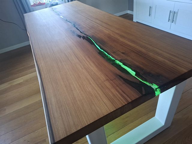 Massief houten epoxy tafel met verlichte groene epoxy rivier en wit stalen onderstel