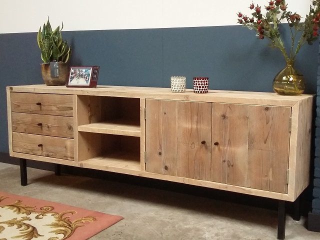 Houten dressoir op maat met laden en kastdeuren op zwart stalen onderstel