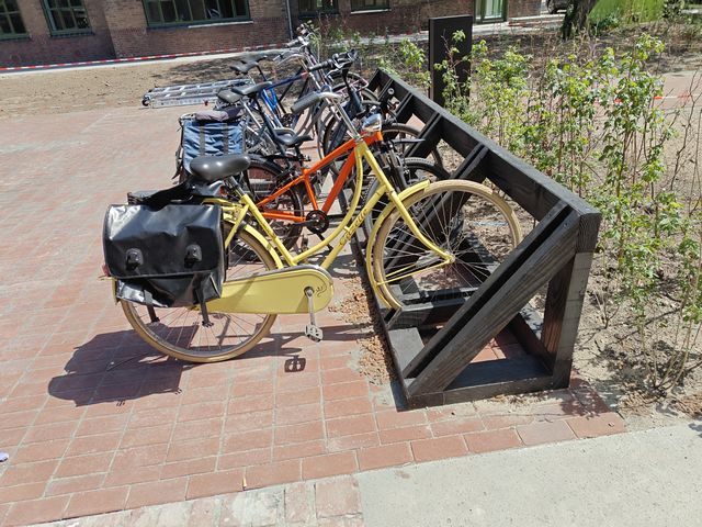 Groot houten fietsenrek op maat voor het stallen van meerdere fietsen