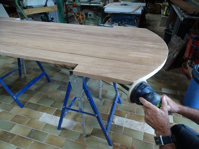 Maatwerk houten tafelblad met afgeronde vorm tijdens de afwerking in de werkplaats
