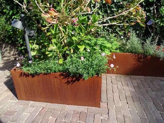 Cortenstalen borders op maat met groene beplanting als strakke tuinafscheiding