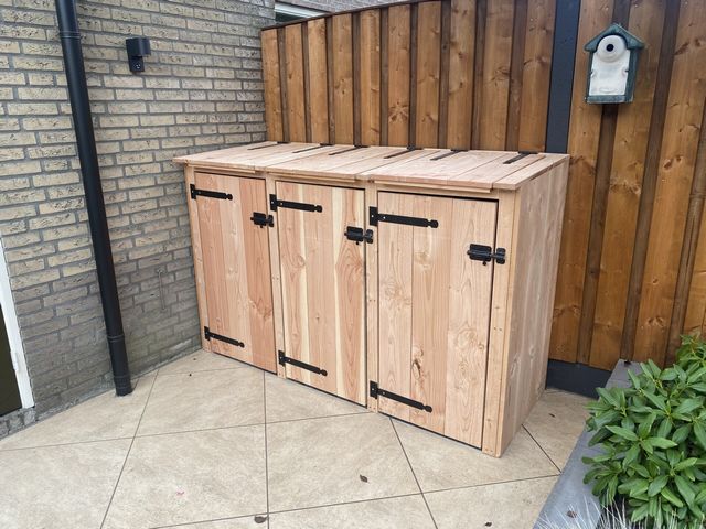Houten kliko ombouw voor drie containers met afzonderlijke deuren en deksels