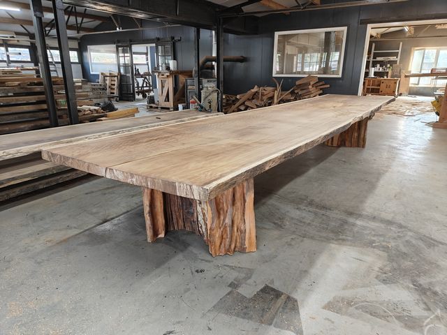 Grote houten boomstamtafel op maat gemaakt in de werkplaats van Tuinwaardig