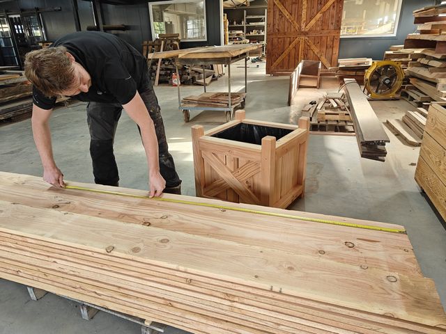Op maat zagen en verwerken van hout voor maatwerk tuinproducten in onze werkplaats