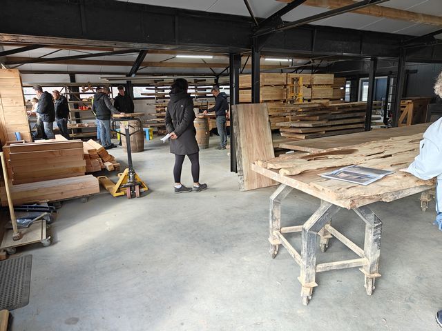 Werkplaats van Tuinwaardig met houtvoorraad en maatwerk houten meubels in productie