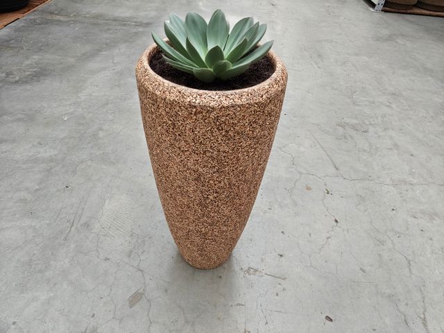 Smalle conische plantenbak van bosrestanten