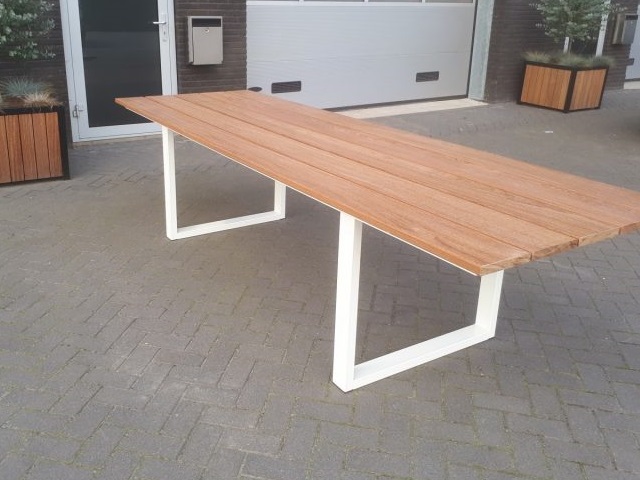 Hardhouten tuintafel