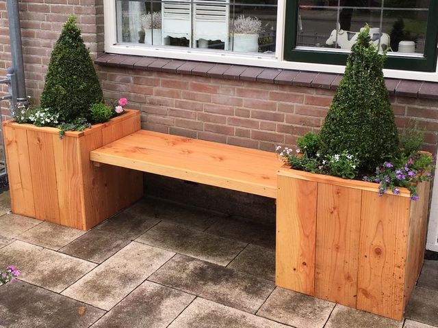 Bloembakken met tuinbank