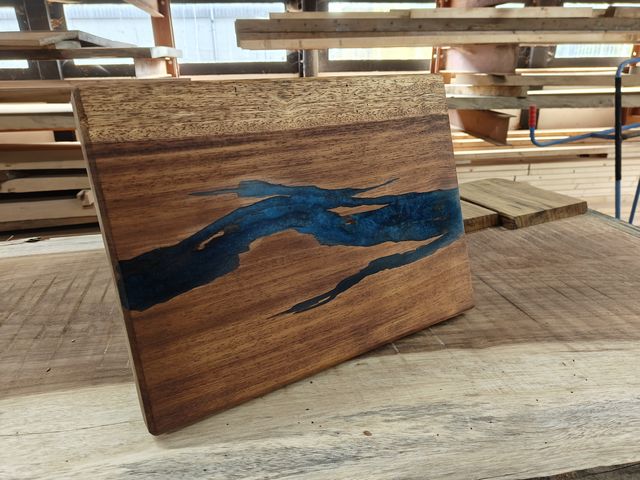 Boomstamtafel met epoxy rivier