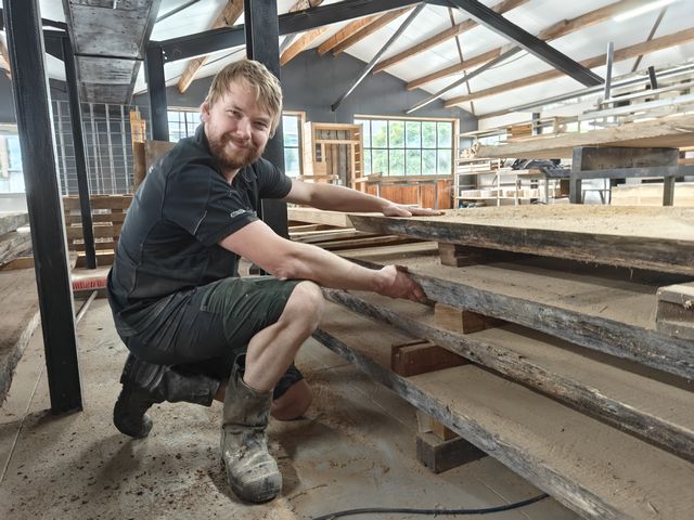 Hoe wordt een epoxy tafel gemaakt