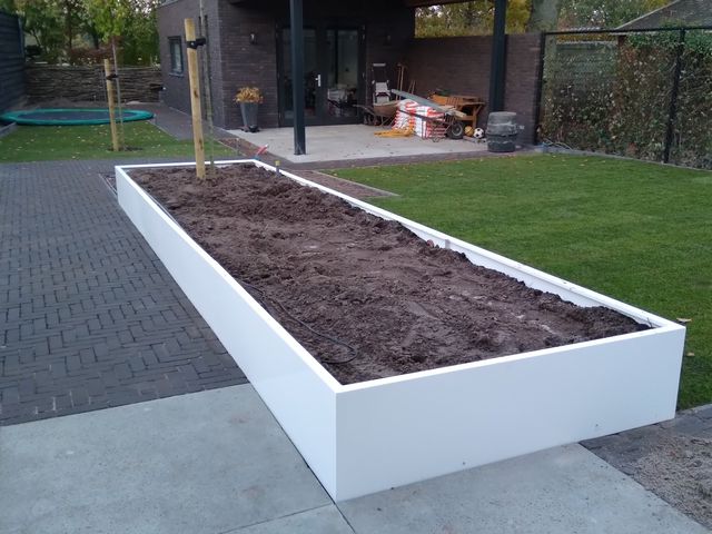 Witte stalen plantenbak
