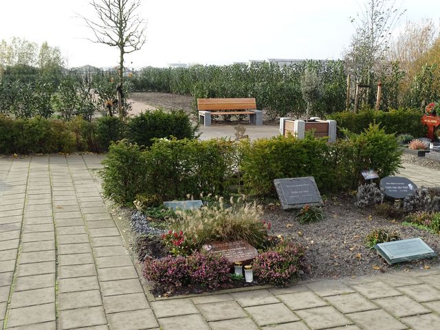 Bank en plantenbak op begraafplaats