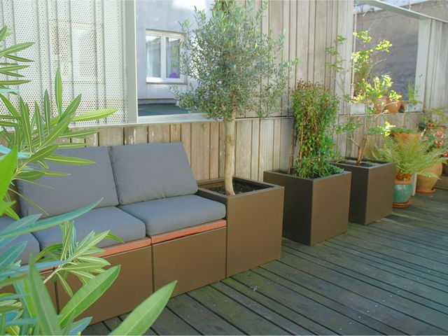 Plantenbak met bank