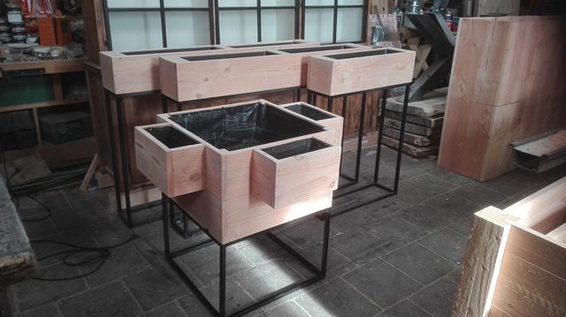 Plantenbak met stalen onderstel