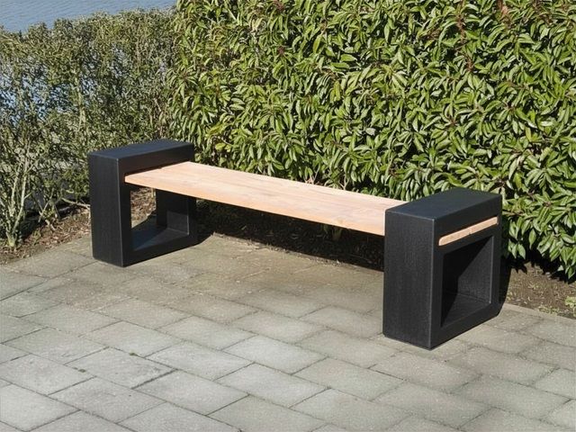 Buitenbank van hout met zwarte stalen poten