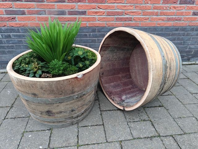 Half wijnvat plantenbak